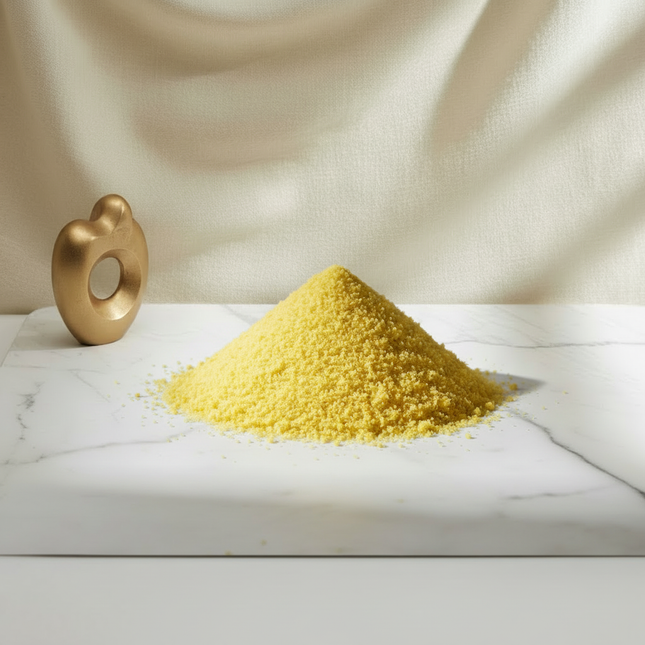 Kunafa-pulver på ren bakgrund